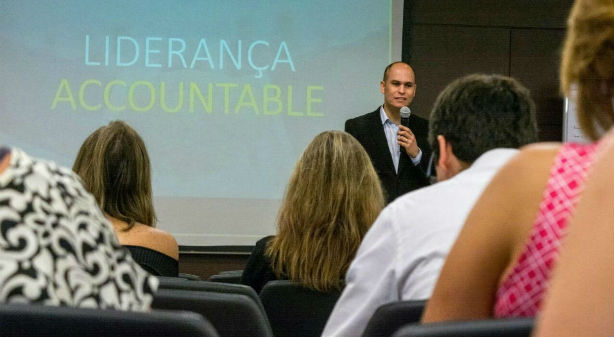 Rodrigo Jordão conduzindo programa de liderança